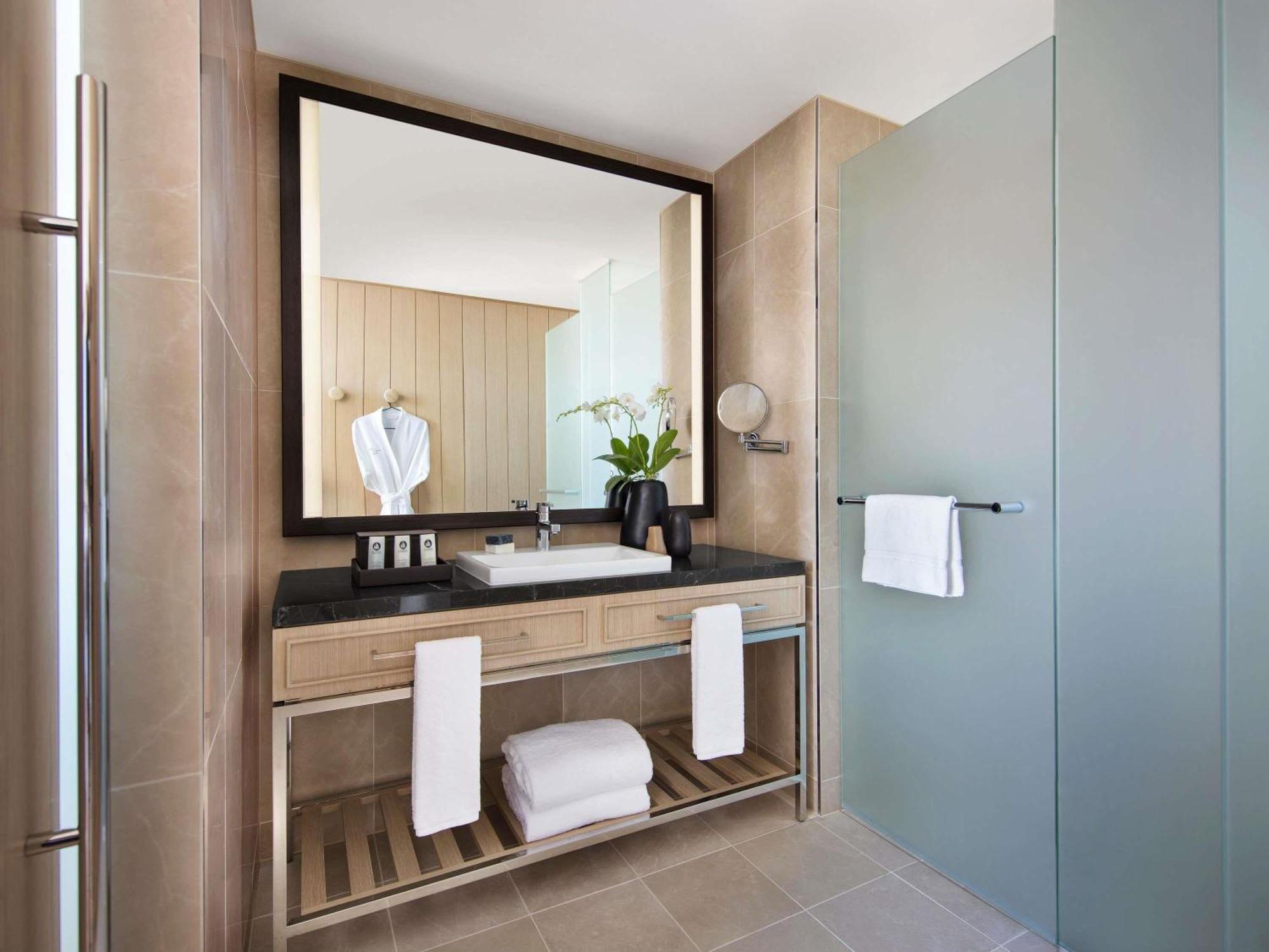 Camera Superior con 1 Letto King-Size, Vista Porto e Accesso Club Millesime